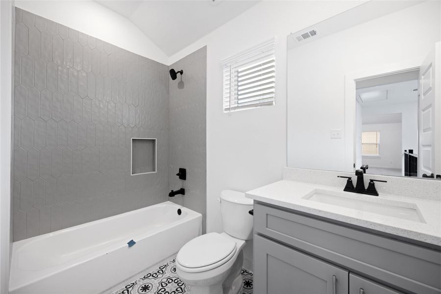 Furnished interior view inside a new home in Kendall Lakes, Alvin (Image 6).