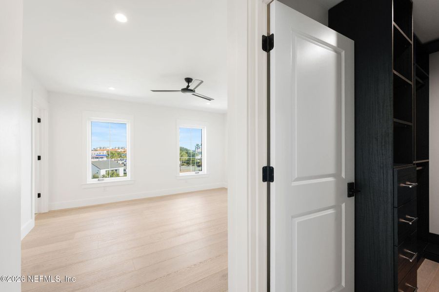 Spacious, unfurnished interior of a new home in , Jacksonville Beach (Image 36).