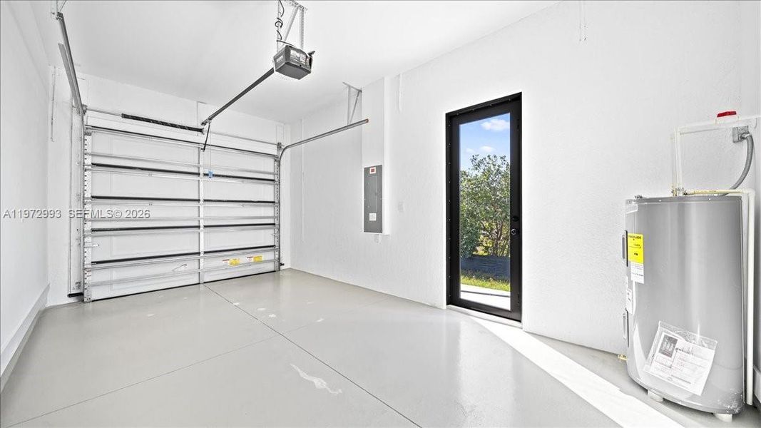 Spacious, unfurnished interior of a new home in , Lehigh Acres (Image 26).