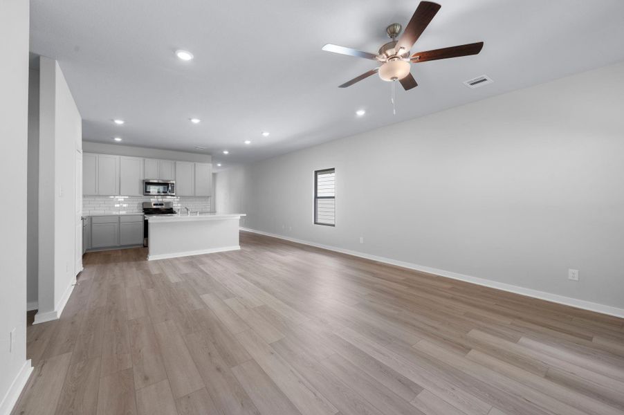 Spacious, unfurnished interior of a new home in Westridge Cove, Conroe (Image 23).