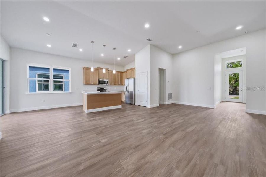 Spacious, unfurnished interior of a new home in , Orlando (Image 25).