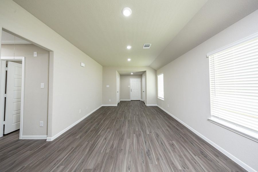 Spacious, unfurnished interior of a new home in Mackenzie Creek, Conroe (Image 23).