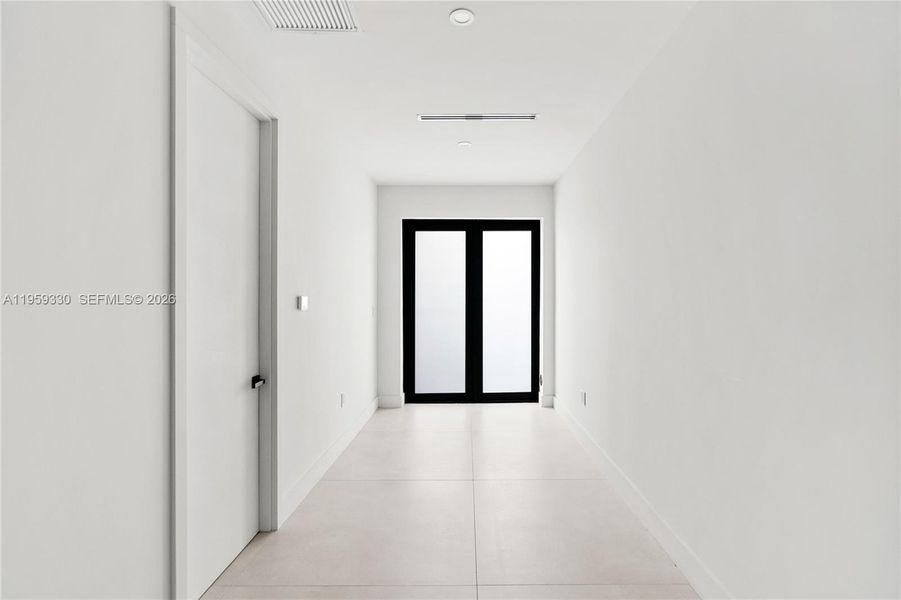 Spacious, unfurnished interior of a new home in , Miami (Image 44).