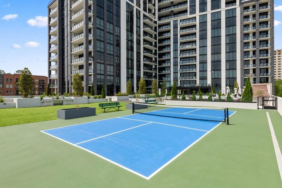 Condo located in Atlanta, GA showcasing its design and architecture (Image 30).