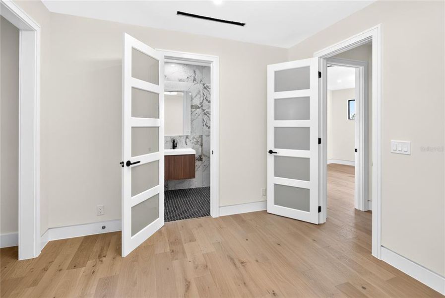 Spacious, unfurnished interior of a new home in , Sarasota (Image 29).