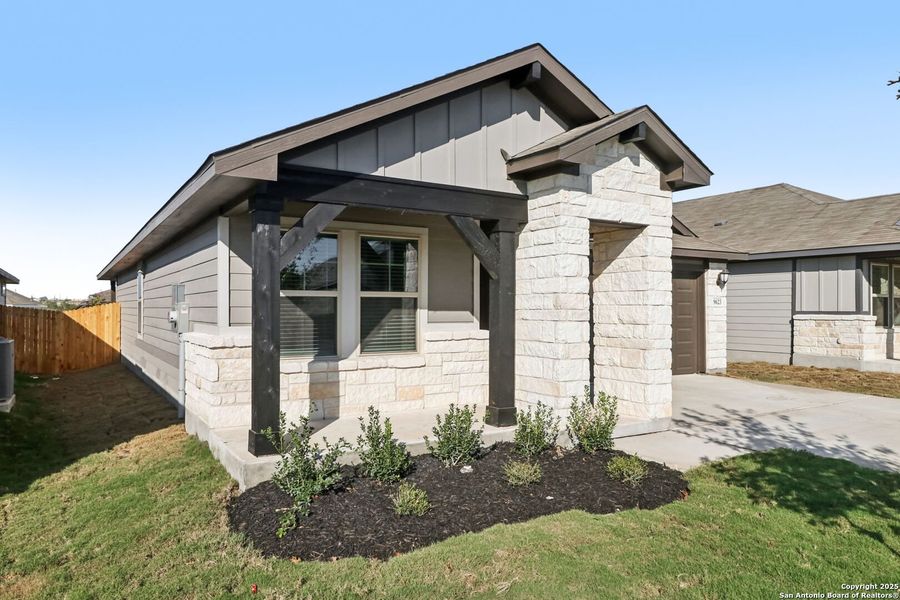Exterior details and patio area of a home in Catalina, Converse (Image 4).