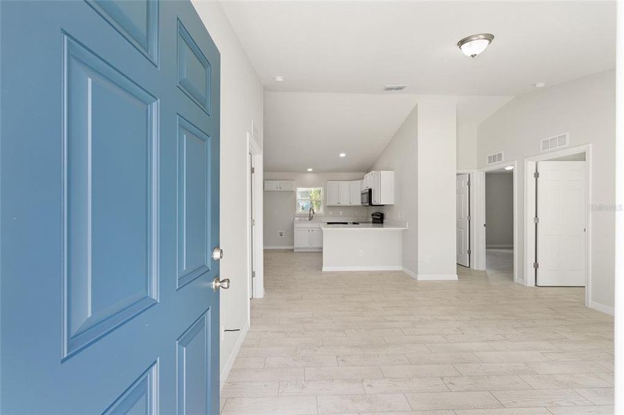 Spacious, unfurnished interior of a new home in , Ocala (Image 14).