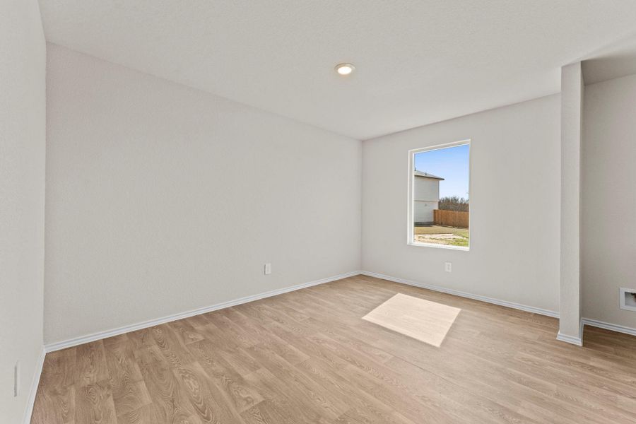 Spacious, unfurnished interior of a new home in Ladera, Luling (Image 25).