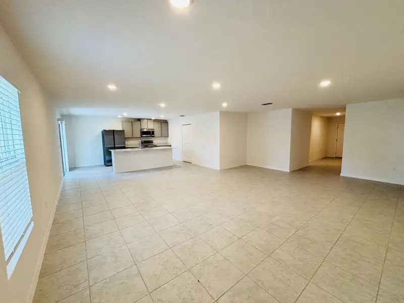 Spacious, unfurnished interior of a new home in Poinciana, Poinciana (Image 5).