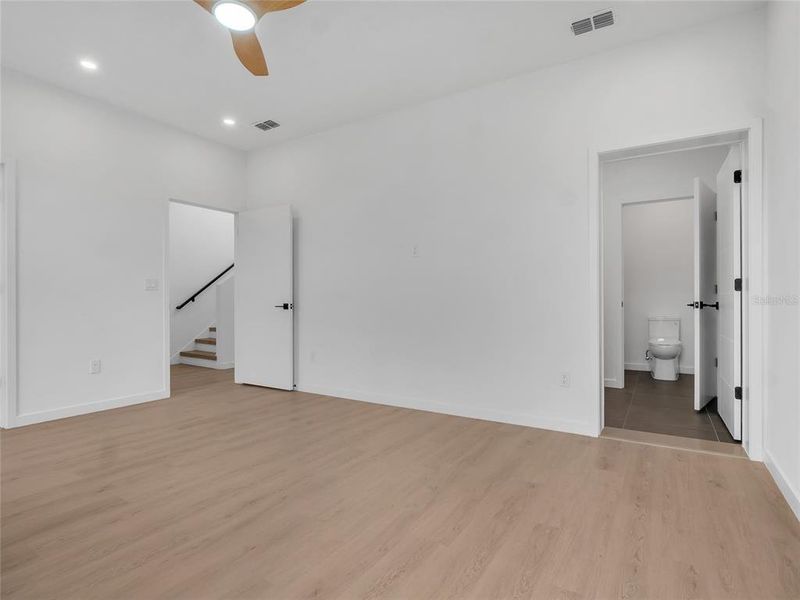 Spacious, unfurnished interior of a new home in , St. Petersburg (Image 28).