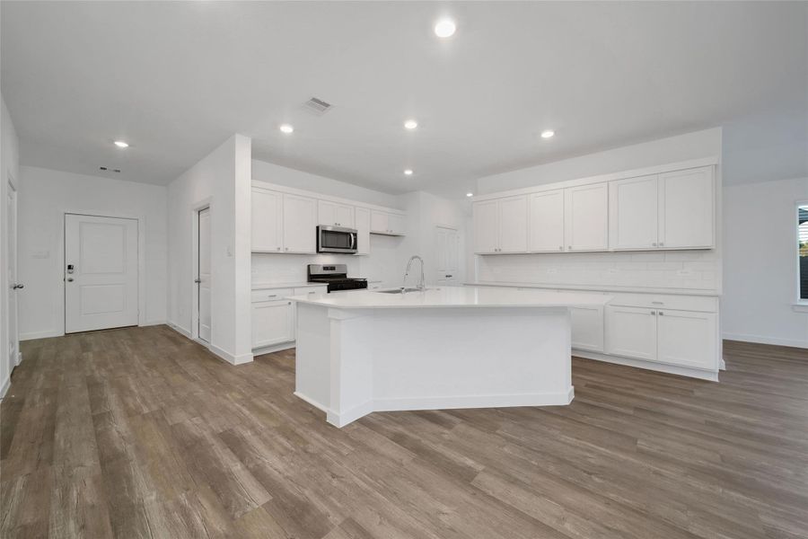 Furnished interior view inside a new home in Silverthorne, Conroe (Image 17).