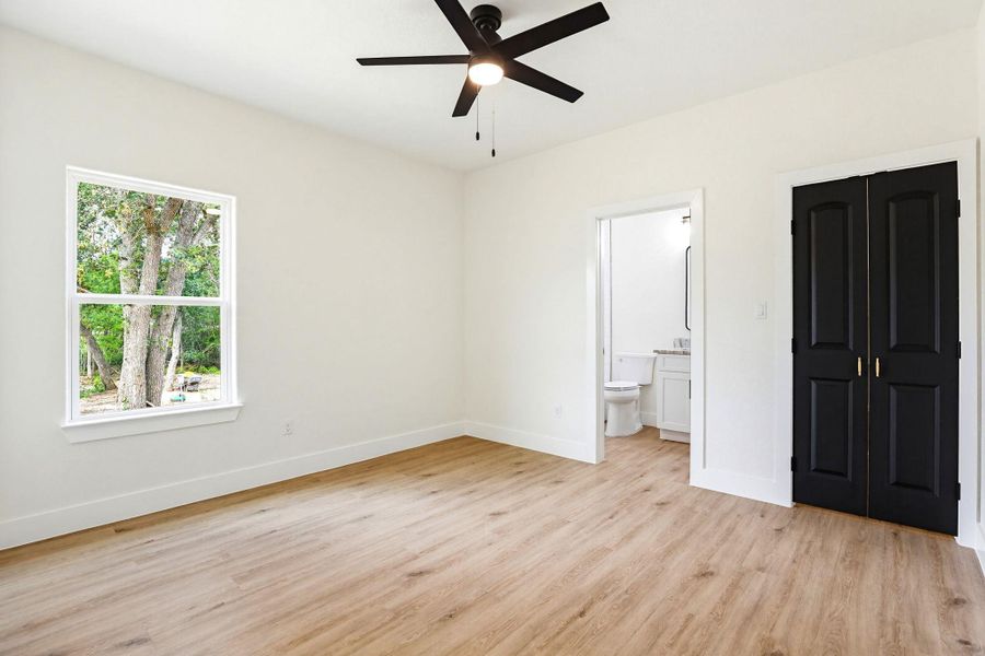Secondary en-suite bedroom/  Private guest suite with walk in closet