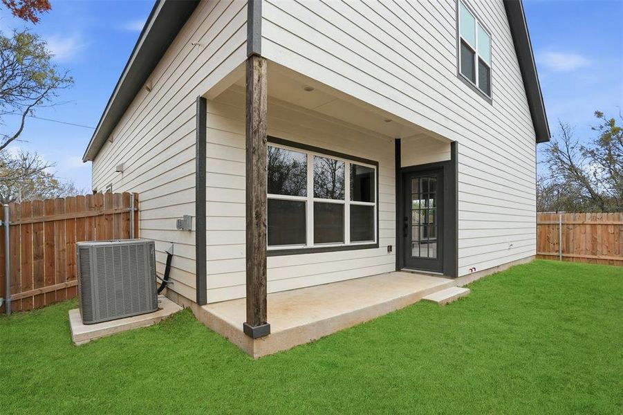 Exterior details and patio area of a home in , Granbury (Image 4).