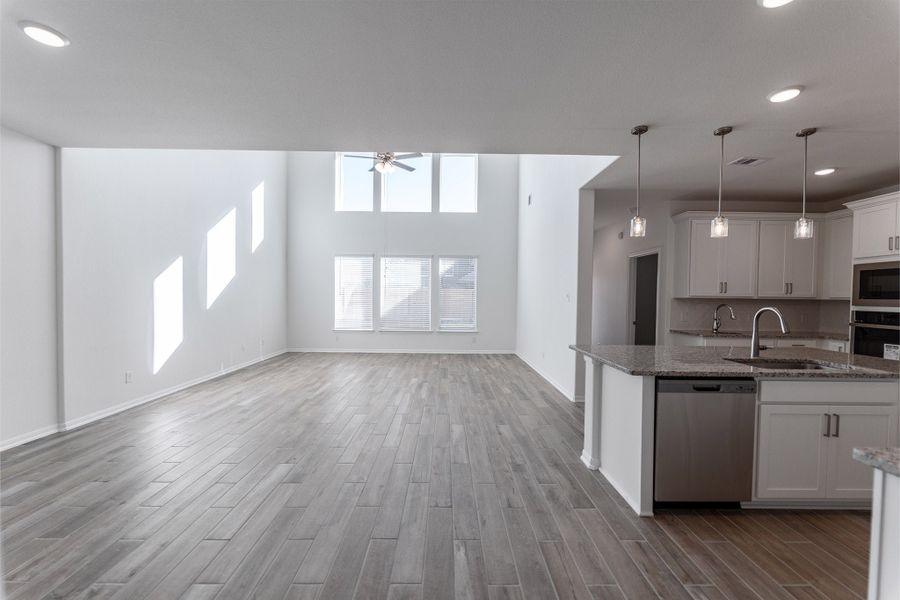 Spacious, unfurnished interior of a new home in Lago Mar, Texas City (Image 20).