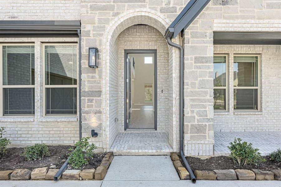 Exterior details and patio area of a home in Ridgepoint, Midlothian (Image 28).
