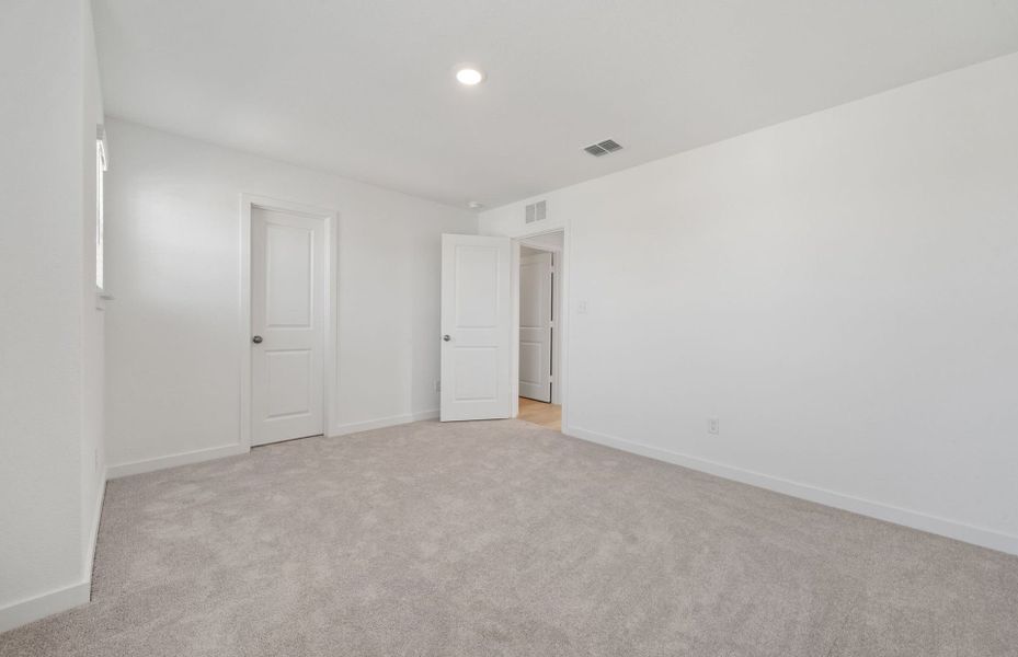 Spacious, unfurnished interior of a new home in Sunfield, Buda (Image 14).