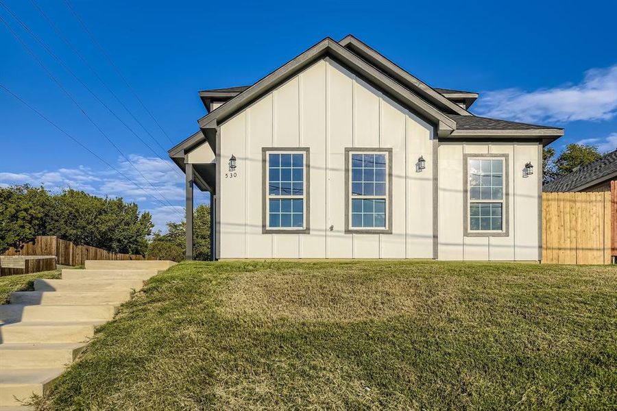 Exterior details and patio area of a home in , Grand Prairie (Image 16).