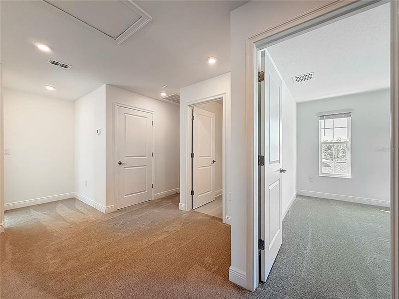 Spacious, unfurnished interior of a new home in , St. Petersburg (Image 43).