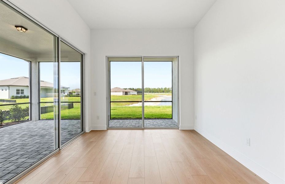 Spacious, unfurnished interior of a new home in Del Webb River Reserve, Spring Hill (Image 12).