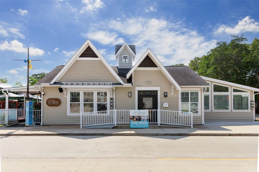 d’Alba Craft Kitchen & Cocktails offers a warm, garden inspired setting with fresh, seasonal dishes and thoughtfully crafted cocktails. Sunlit interiors, leafy patio seating, and a relaxed neighborhood energy make it a favorite for brunch, weeknight dinners, and casual gatherings. Guests come for the wood fired plates, creative drink list, and the inviting atmosphere that fits everything from date night to weekend meetups.