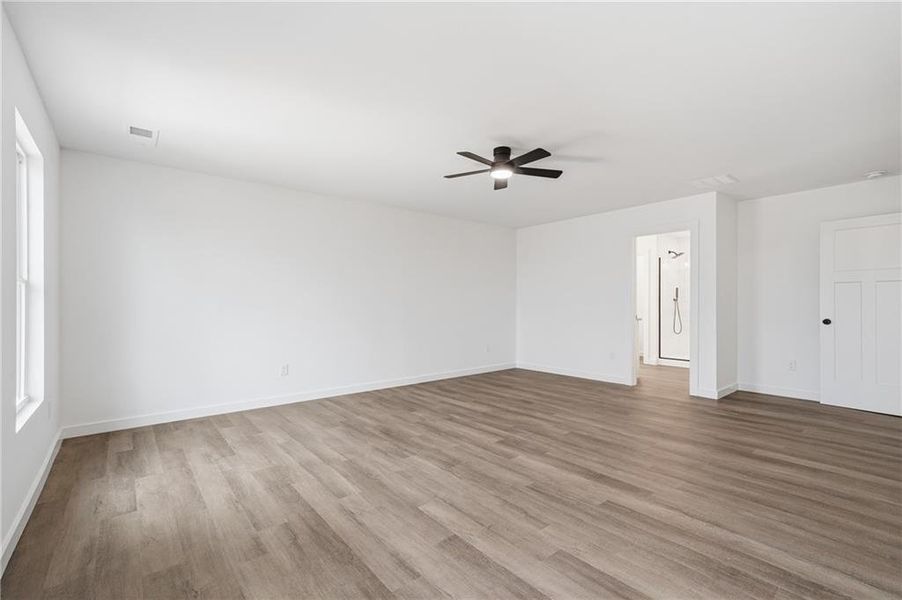 Spacious, unfurnished interior of a new home in , Jasper (Image 38).