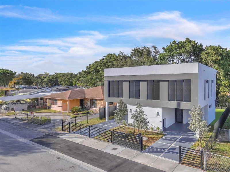 Exterior details and patio area of a home in , Miami (Image 33).