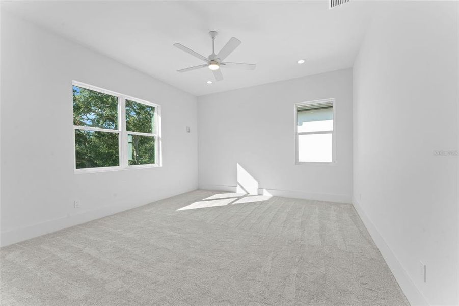 Spacious, unfurnished interior of a new home in , Tampa (Image 26).