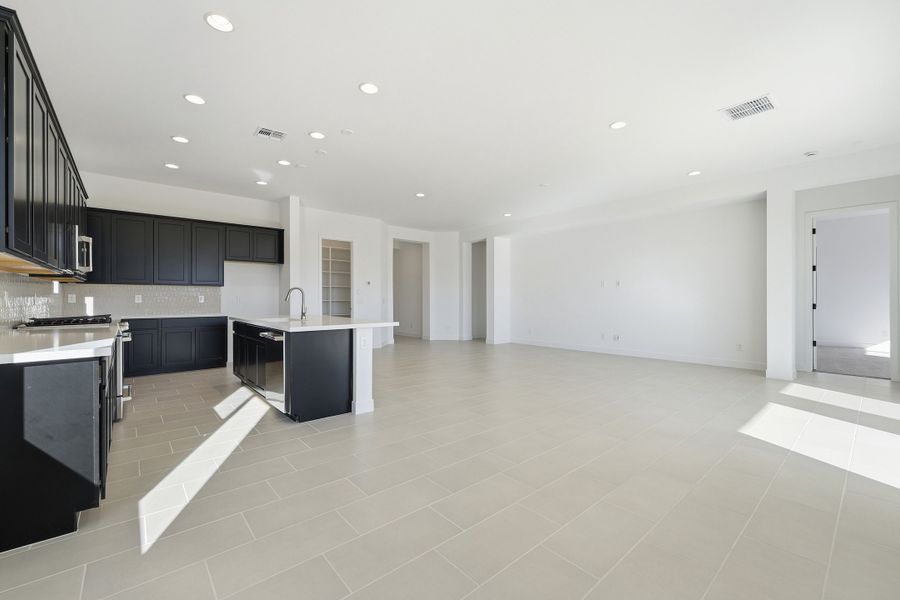Spacious, unfurnished interior of a new home in Combs Ranch, San Tan Valley (Image 15).