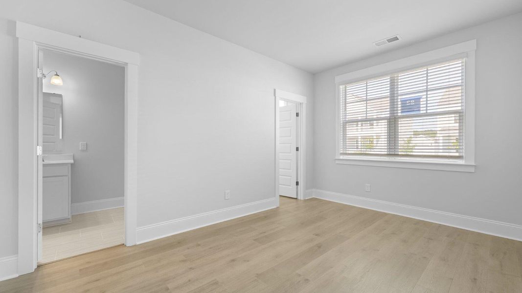 Spacious, unfurnished interior of a new home in Sheep Island, Summerville (Image 27).