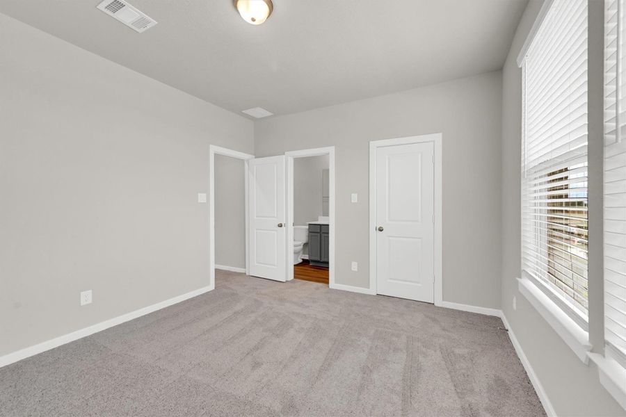 Spacious, unfurnished interior of a new home in La Segarra 40', Brookshire (Image 23).