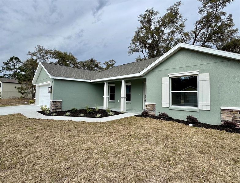 Exterior details and patio area of a home in , Dunnellon (Image 4). Exterior details and patio area of a home in , Dunnellon (Image 4).