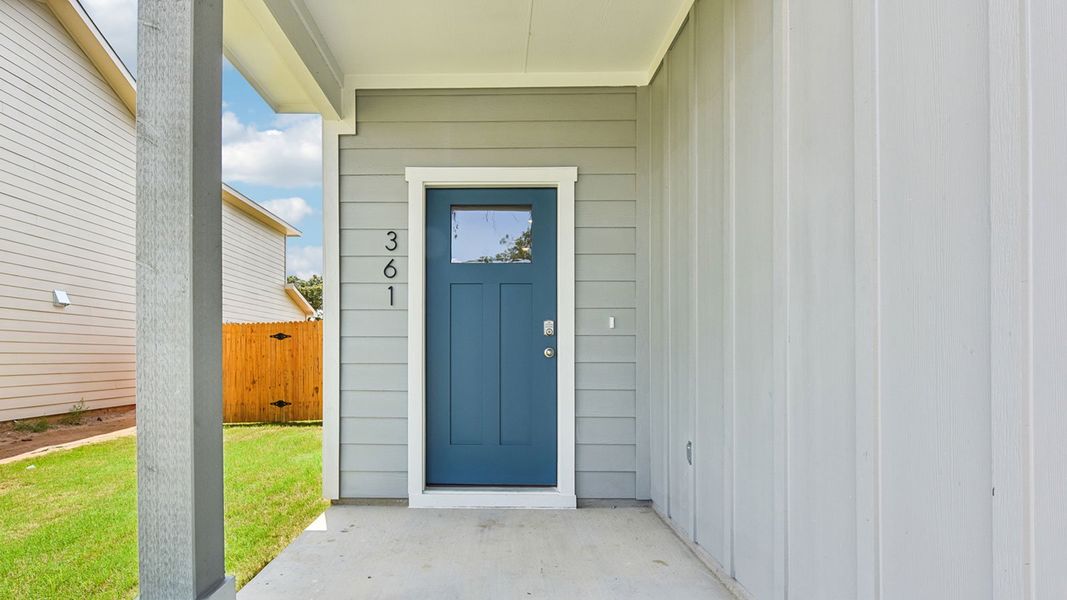 Exterior details and patio area of a home in Valverde, Bastrop (Image 4).