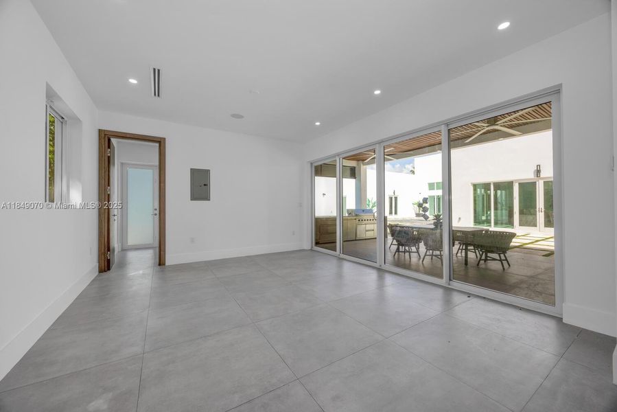 Spacious, unfurnished interior of a new home in , Miami (Image 19).