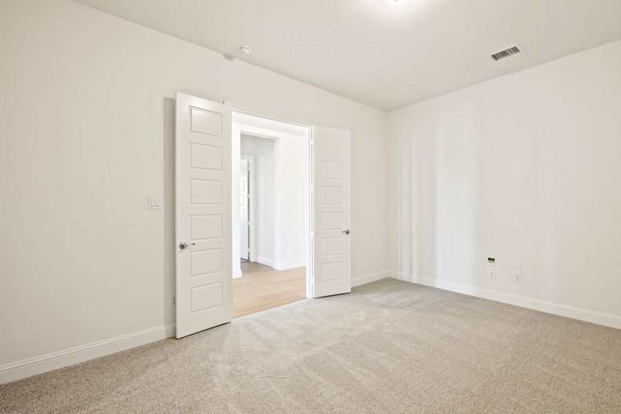 Spacious, unfurnished interior of a new home in Myrtle Creek, Waxahachie (Image 31).