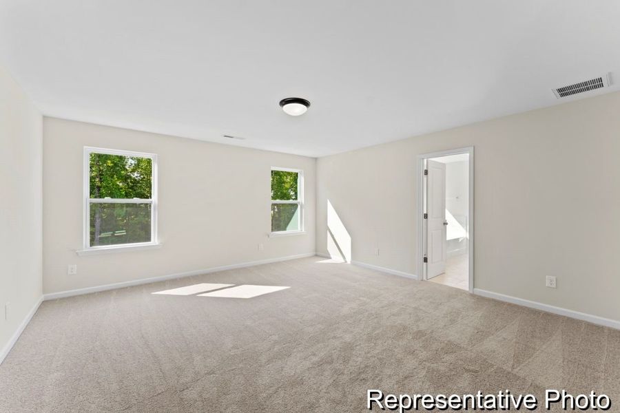 Spacious, unfurnished interior of a new home in Beaver Creek, Statesville (Image 10).