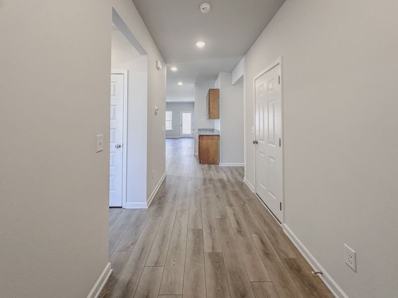 Representative unfurnished interior of a home built from the The Hampton by Smith Douglas Homes in Enclave at Willis, Willis (Image 12).