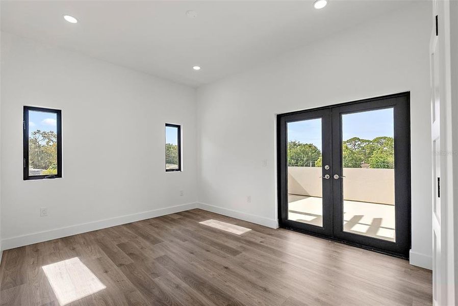 Spacious, unfurnished interior of a new home in , St. Petersburg (Image 40).