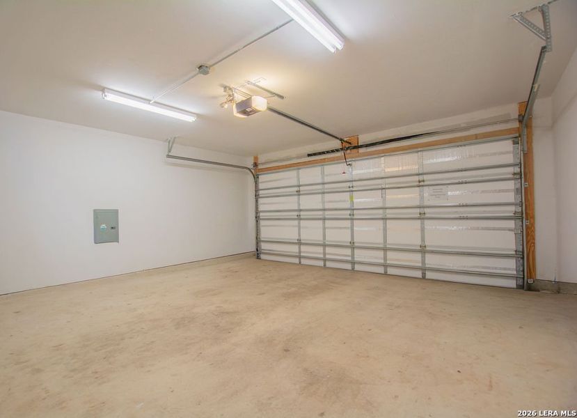 Spacious, unfurnished interior of a new home in Somerset Meadows, San Antonio (Image 26).