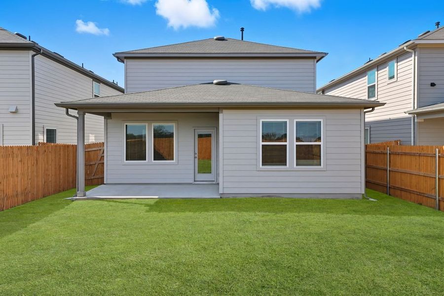 Exterior details and patio area of a home in Longview 40s, Del Valle (Image 3).