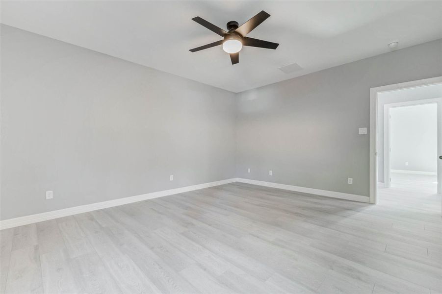 Spacious, unfurnished interior of a new home in , Houston (Image 33).