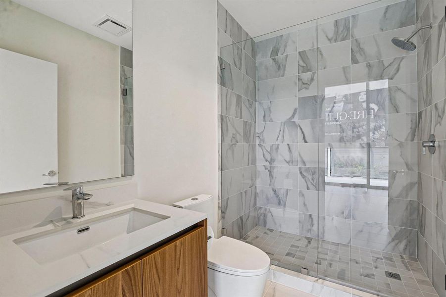 45-web-or-mls-Biscayne Blvd 201-S0409-04
