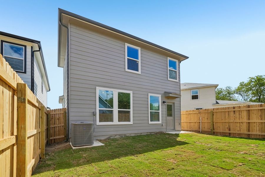 Exterior details and patio area of a home in Nagel Crossing, San Antonio (Image 4).