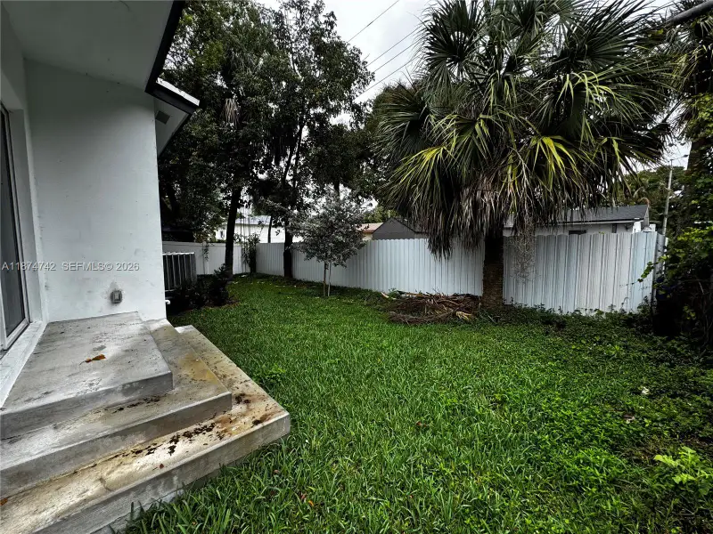 Exterior details and patio area of a home in , Fort Lauderdale (Image 3).