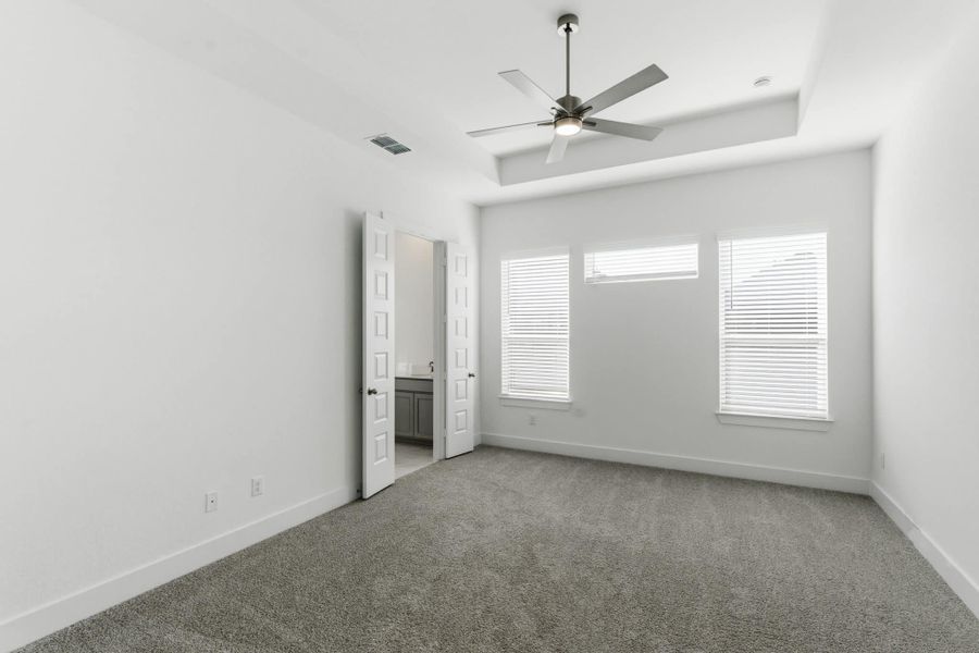 Spacious, unfurnished interior of a new home in Buffalo Crossing, Cibolo (Image 18).