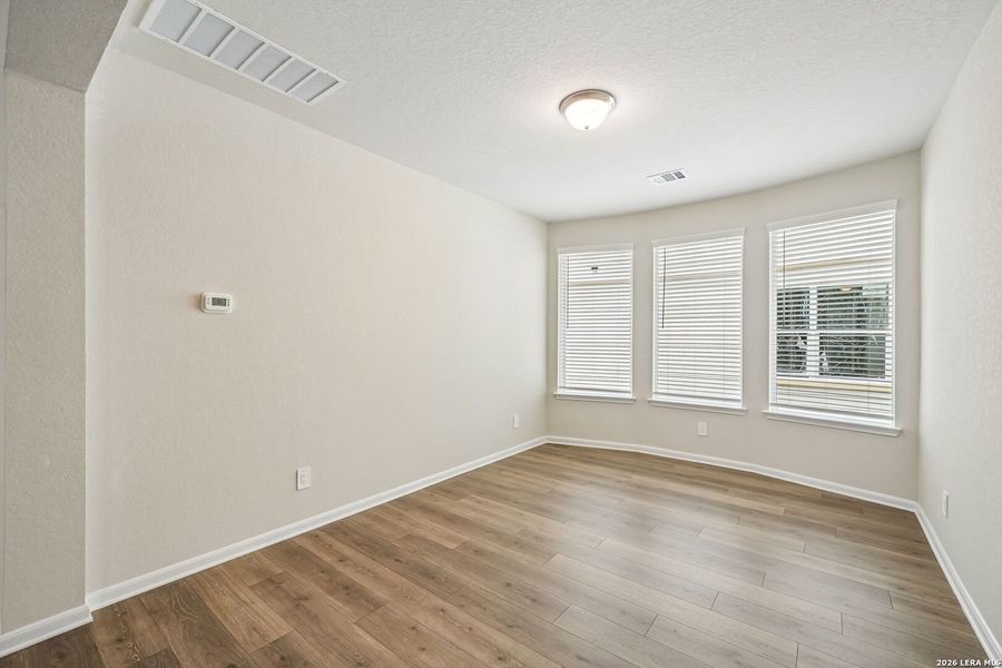 Spacious, unfurnished interior of a new home in Thomas Pond, San Antonio (Image 31).