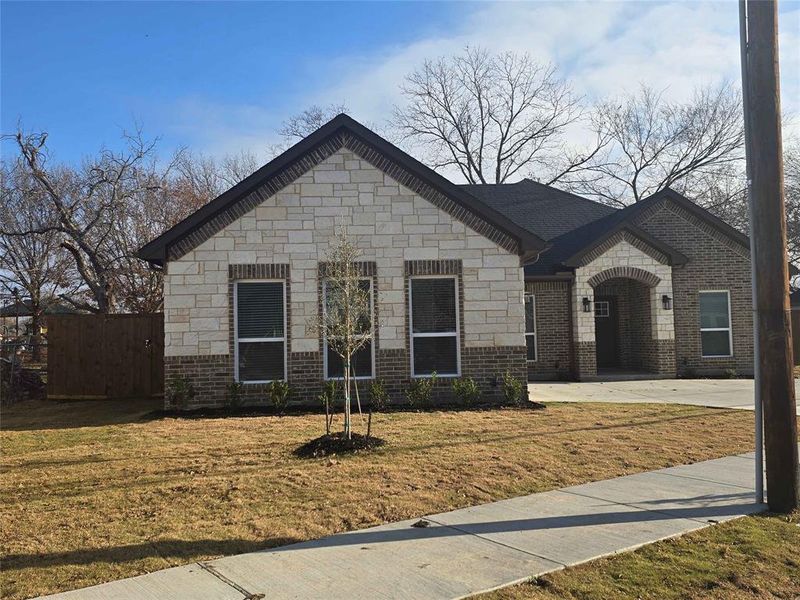 View of front of home featuring a front yard