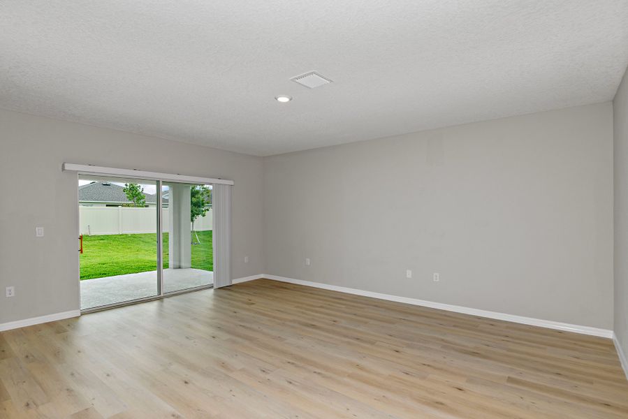 Spacious, unfurnished interior of a new home in Pasadena Ridge, Dade City (Image 15).