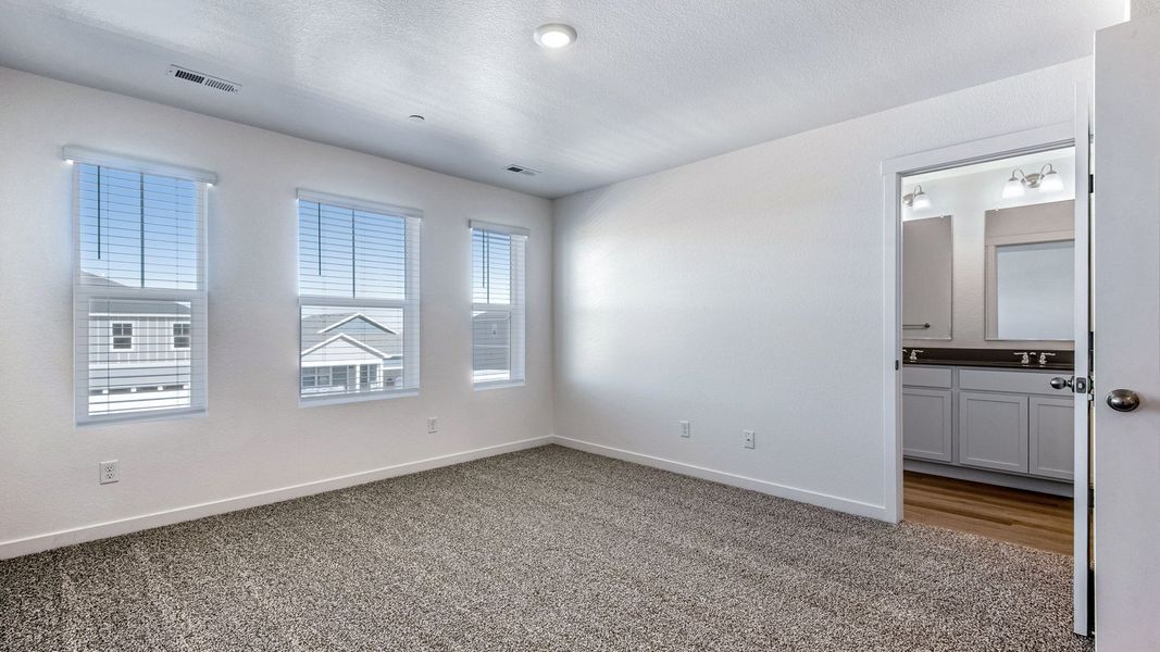 Spacious, unfurnished interior of a new home in Settlers Crossing, Commerce City (Image 22).