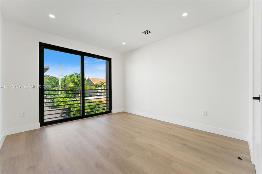 Spacious, unfurnished interior of a new home in , Fort Lauderdale (Image 18).