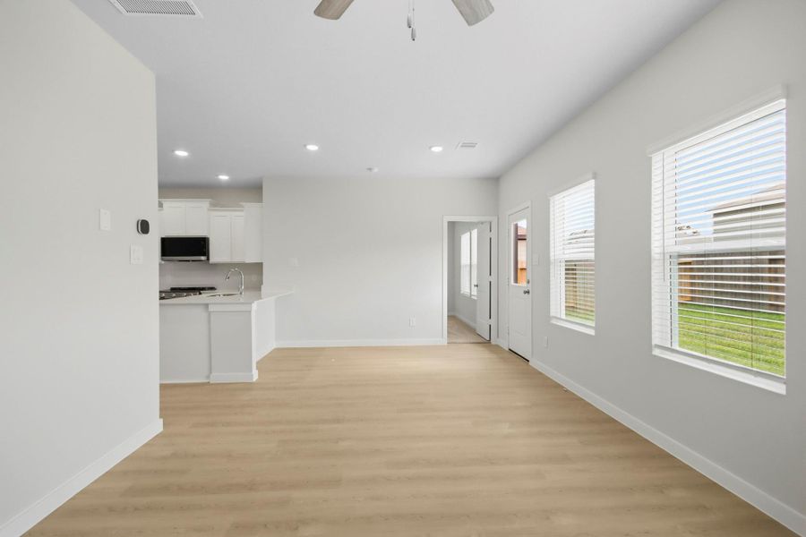 Spacious, unfurnished interior of a new home in Crockett Meadows, Conroe (Image 11).